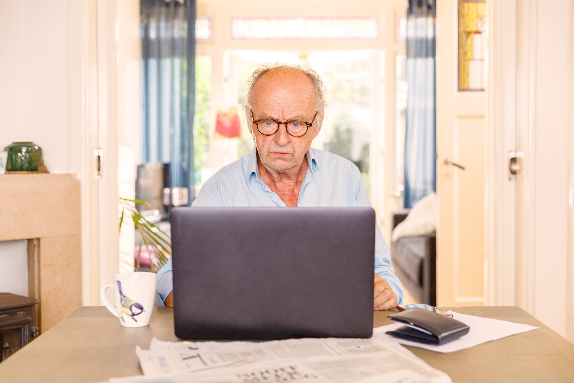 Man zit achter zijn computer