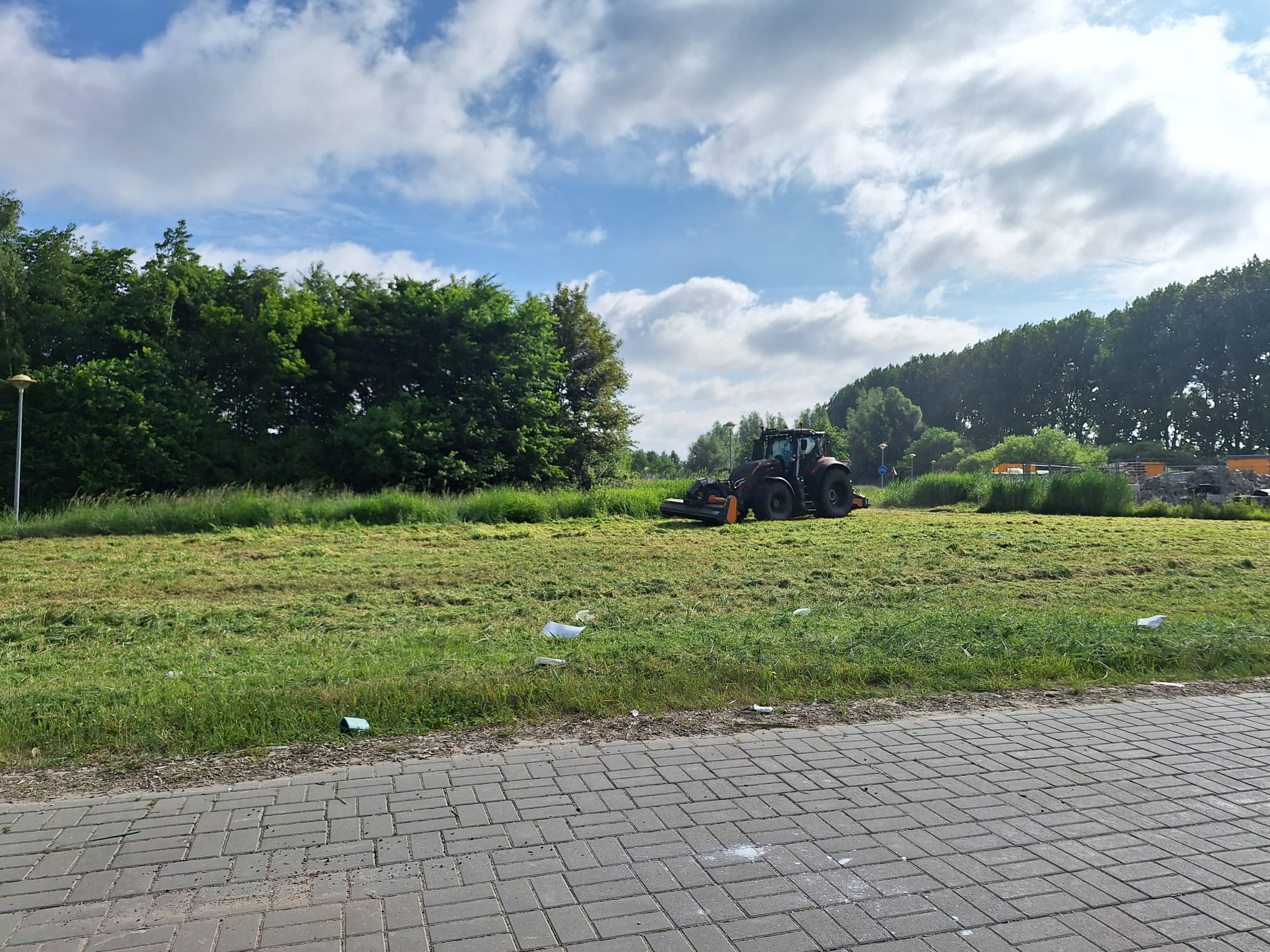 Tractor die bouwkavels in Warande maait
