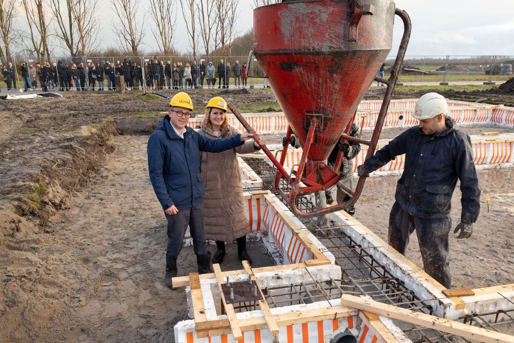 Het storten van de fundering van de woningen van BBV Development in Warande