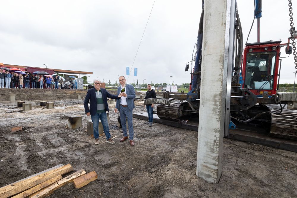 Wethouder Grimbergen en Henk Cohen van Eureka Huis bij de eerste paal van Buteo