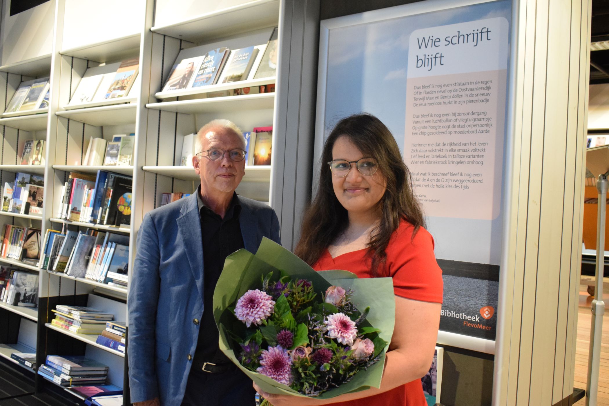 Winnaar Yasmin met wethouder Kruis