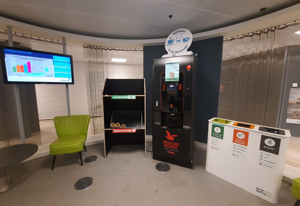 Naast de koffieautomaat op de begane grond in het stadhuis staat een bekerkrat met herbruikbare bezoekersbekers