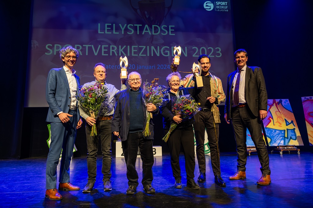 Wethouder Rinze Broekema en directeur Eelco Derks van Sportbedrijf Lelystad met winnaars van de Lelystadse Sportverkiezingen (Foto: Patricia Pietersen)