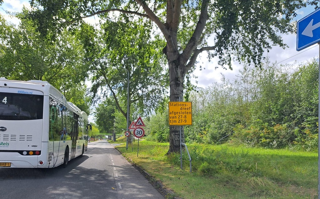 Bus rijdt over de Stationsdreef