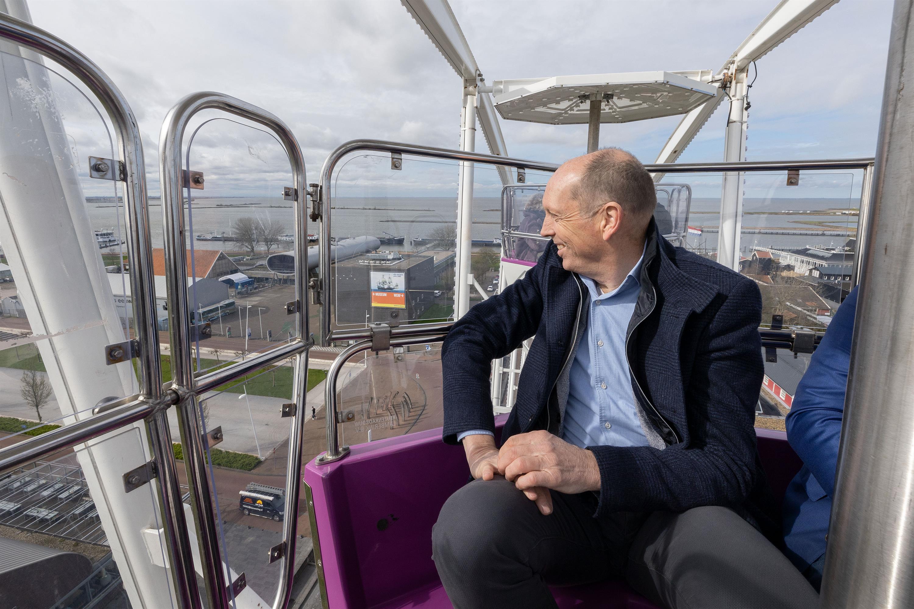 Wethouder Piet van Dijk in Batavia Wheel reuzenrad