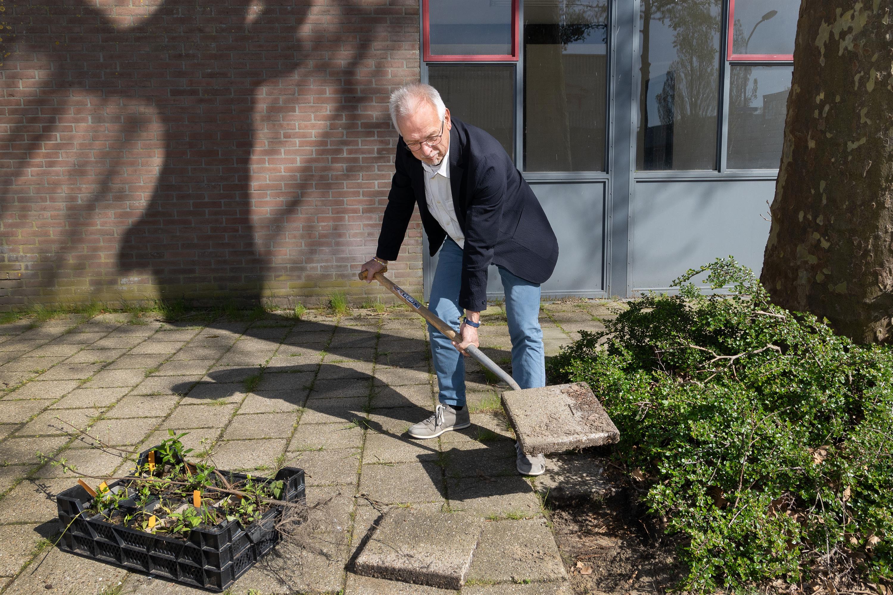 Sjaak Kruis vervangt een tegel 