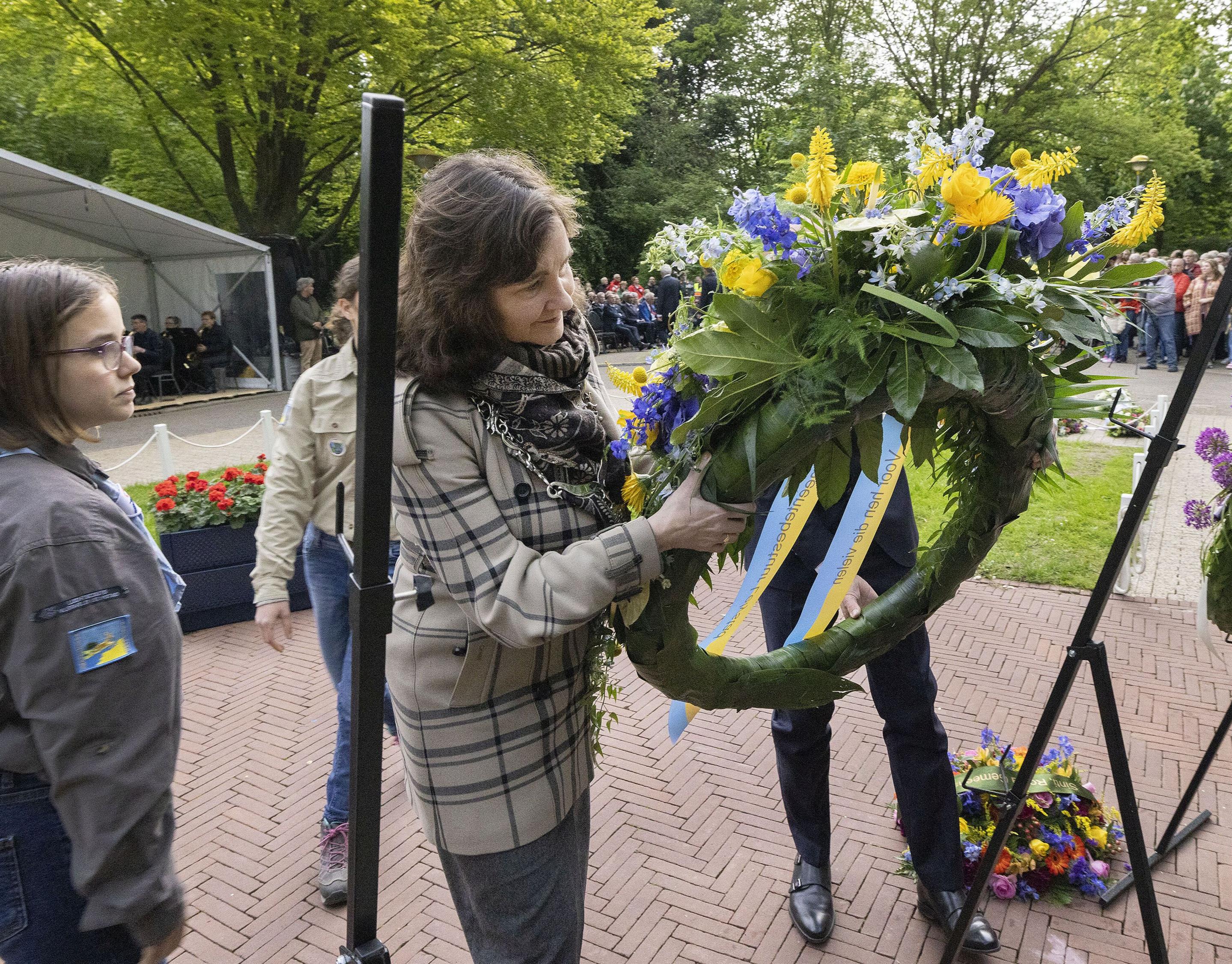 Burgemeester Mieke Baltus legt een krans tijden Dodenherdenking