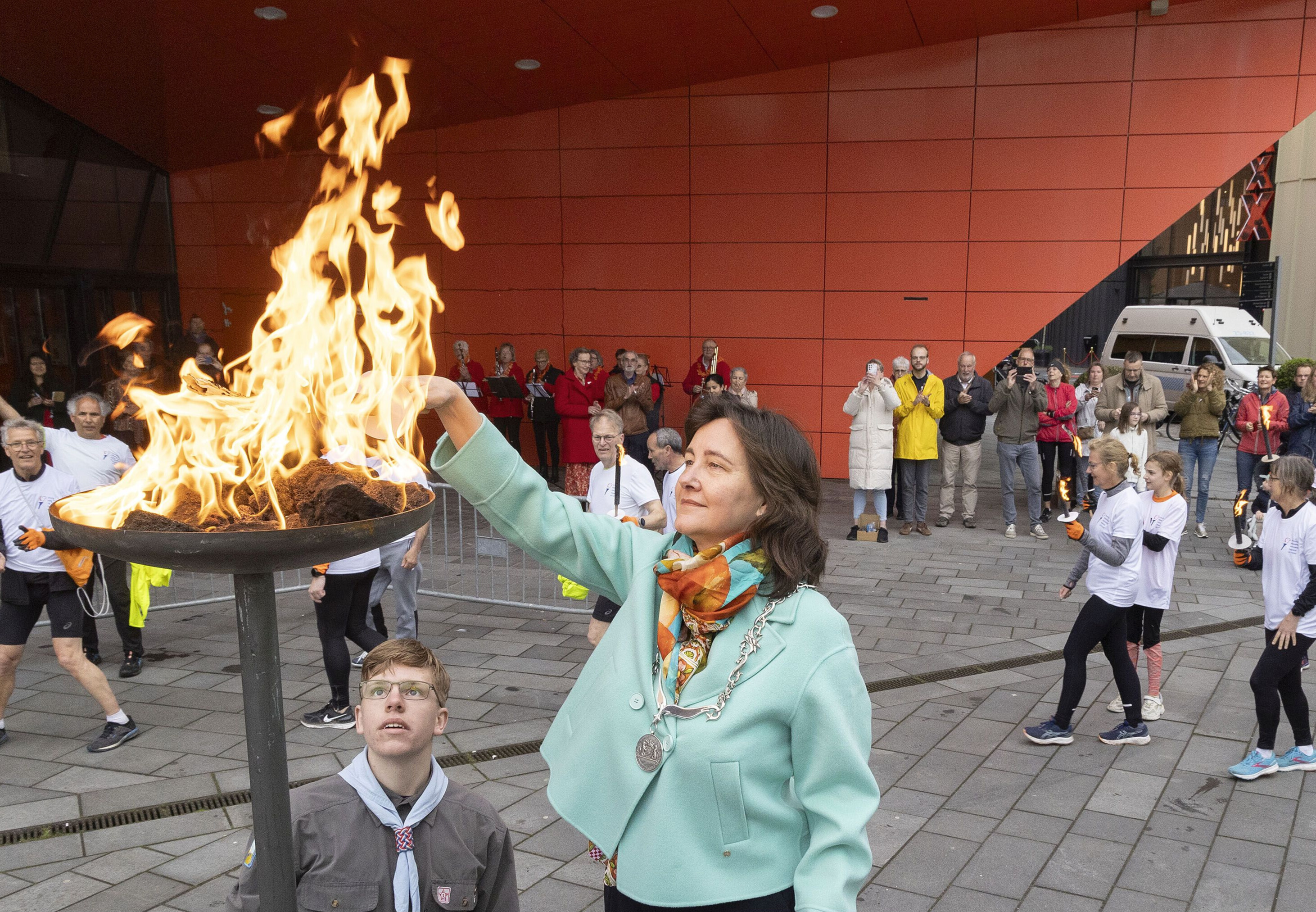 Burgemeester Mieke Baltus ontsteekt het vrijheidsvuur