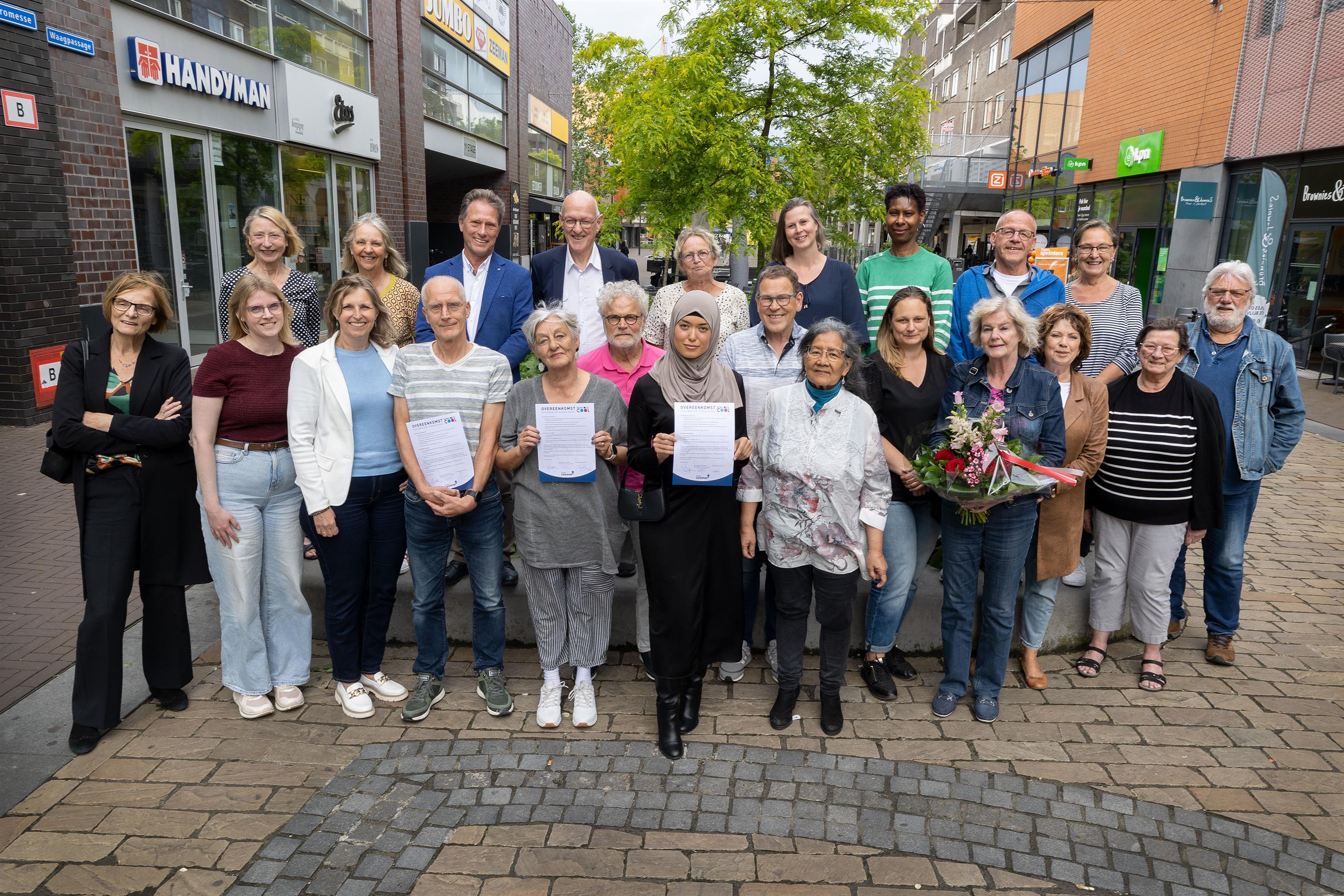 De thuismentoren en het bestuur van de Stichting School’s cool Lelystad en wethouder Annemieke Messelink-Dijkstra