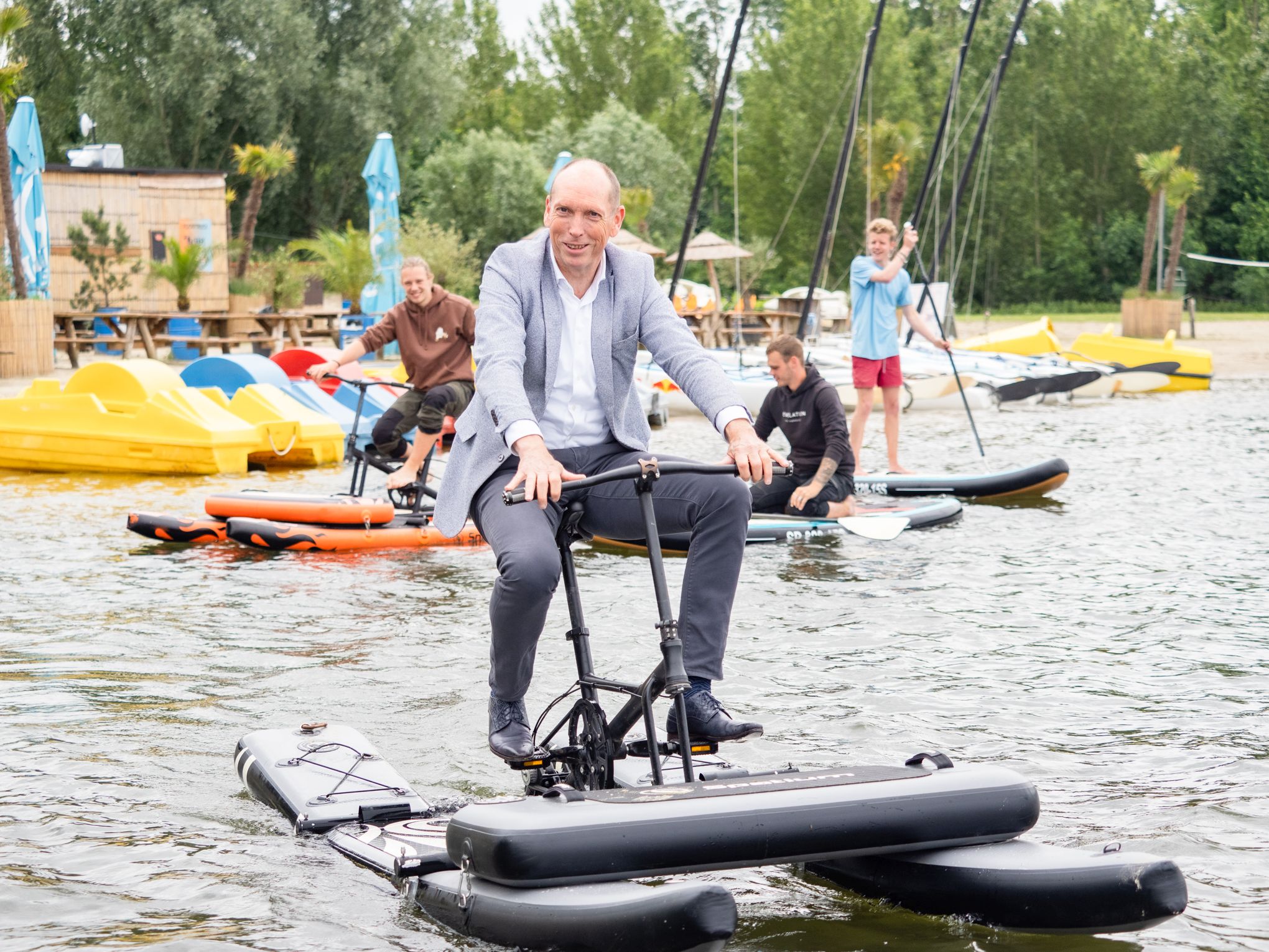 Wethouder Piet van Dijk op het water