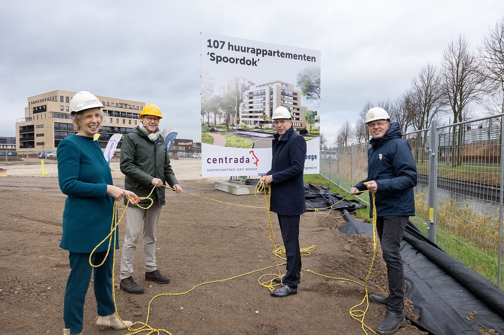 Wethouder Piet van Dijk, directeur-bestuurder Martine Visser van Centrada en vertegenwoordigers van Ter Steege hebben het bouwbord onthuld op de locatie waar Spoordok wordt gebouwd