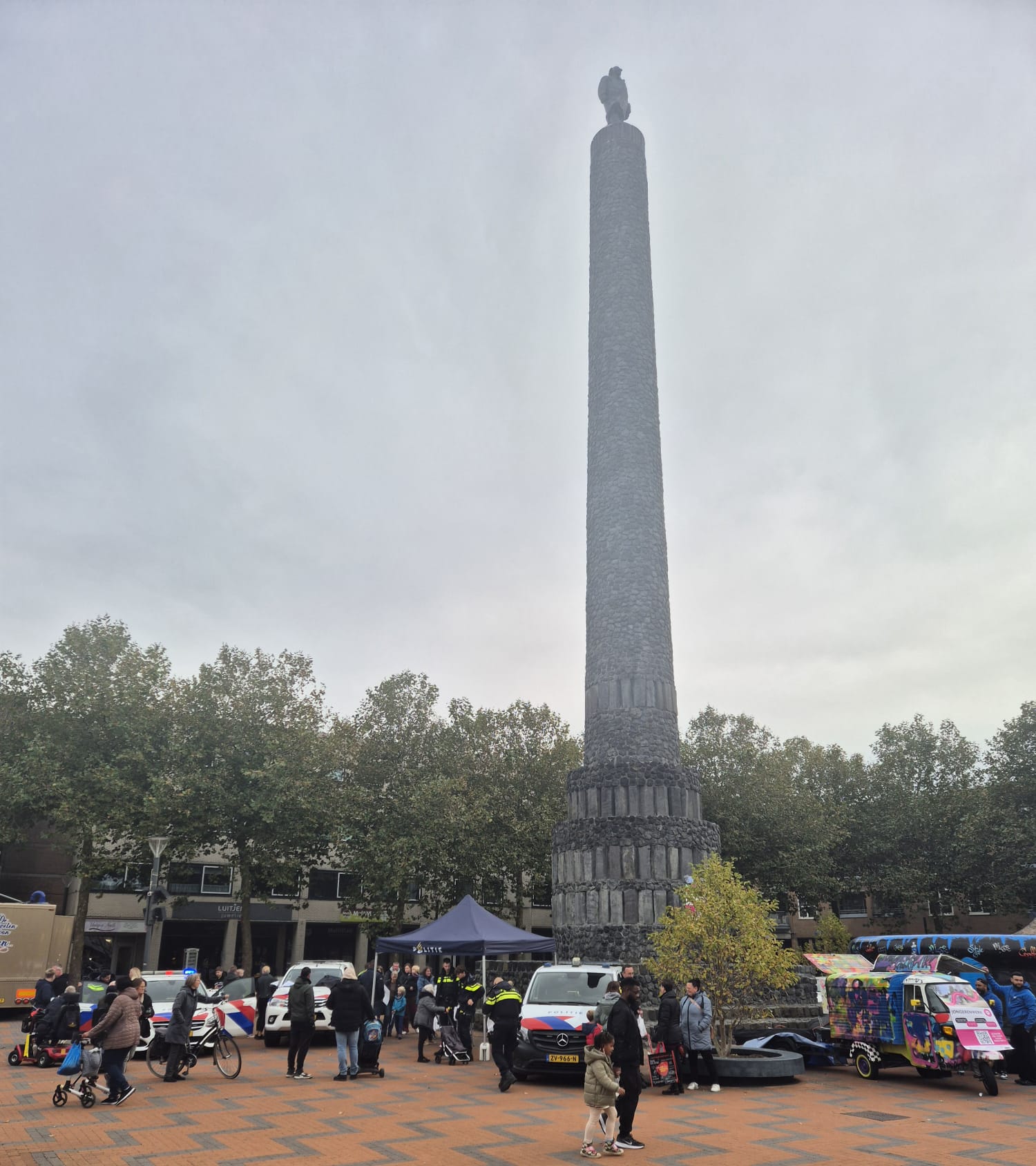 Veiligheidsmarkt op het Stadhuisplein
