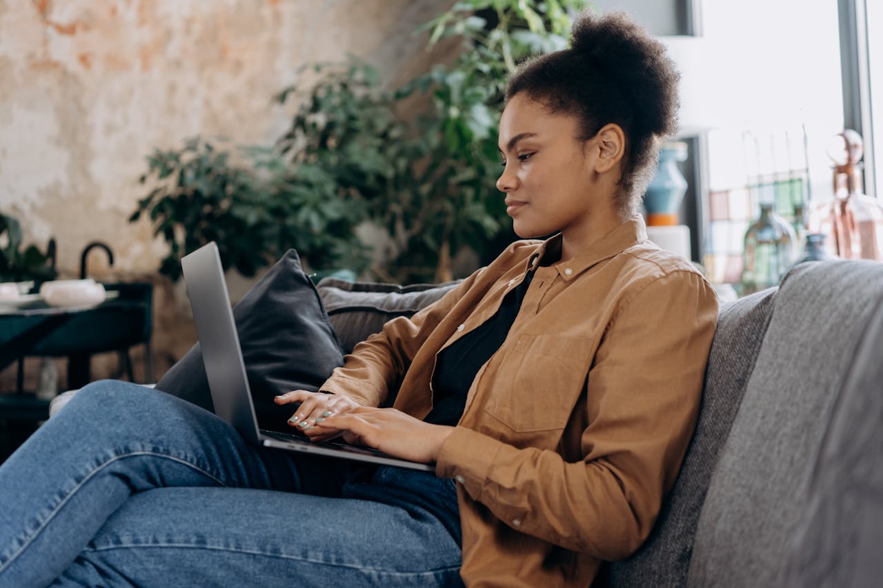 Vrouw vult de voorzieningenwijzer in op haar laptop