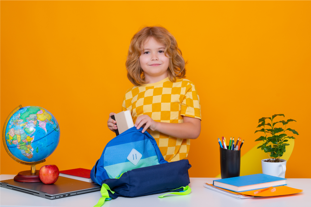 Jongen die zijn schooltas inpakt 