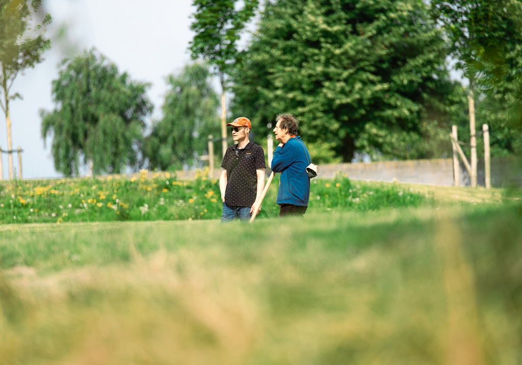 Twee personen staan in het groen