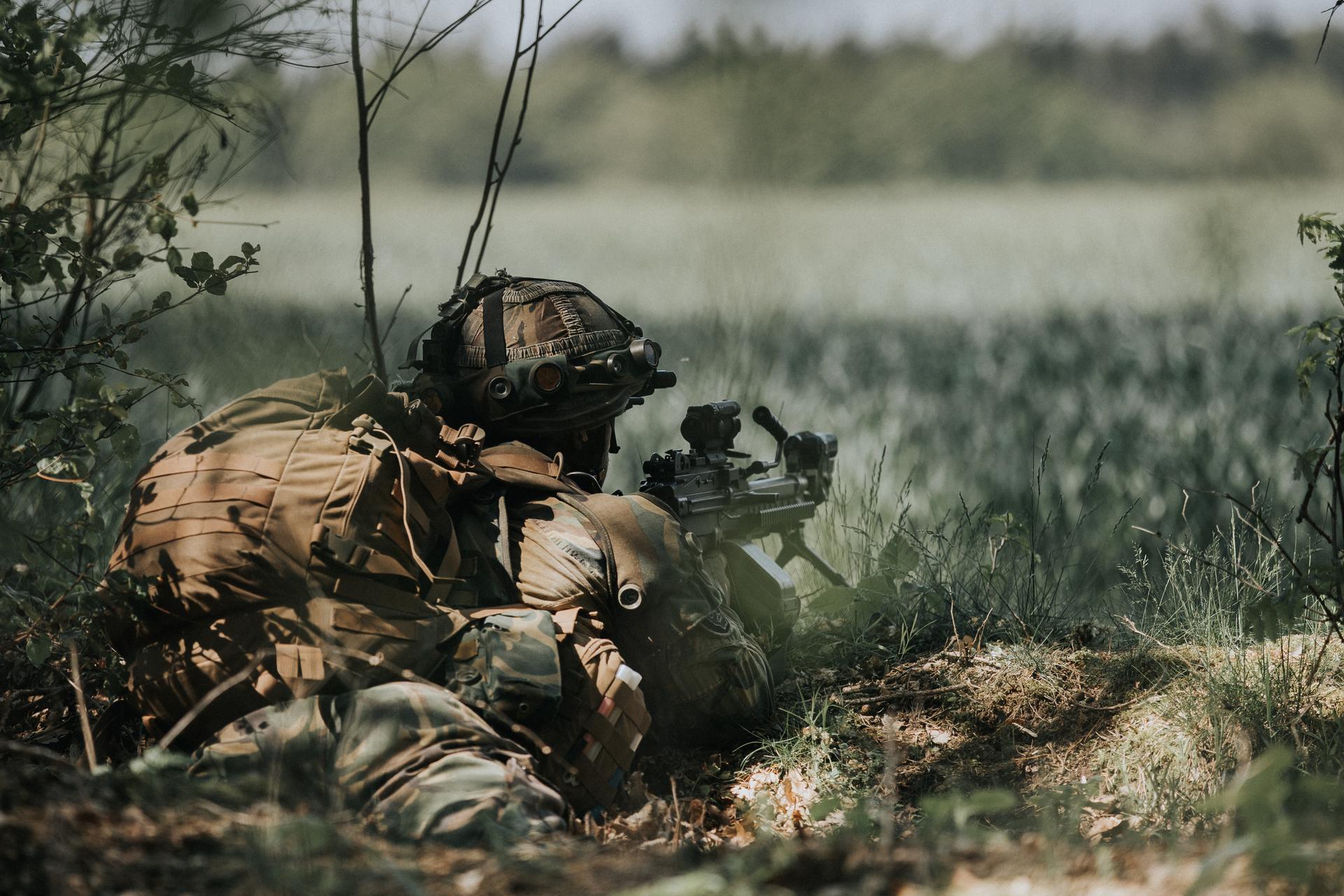 Militair in veld (Foto, ongewijzigd: Ministerie van Defensie)