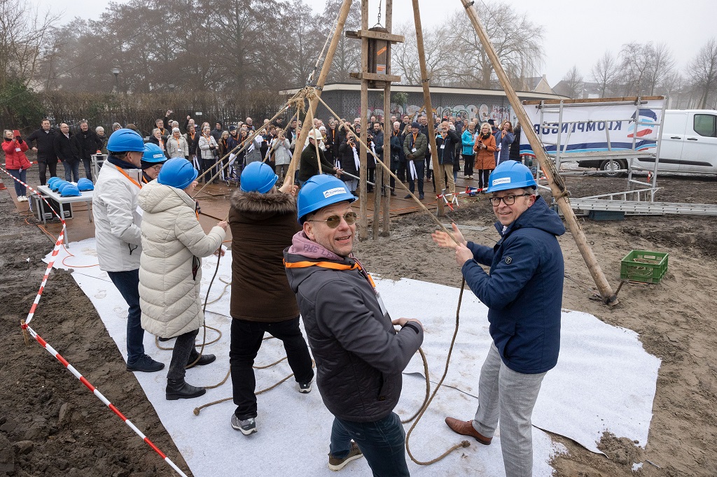Symbolisch wordt de eerste paal geslagen voor Green Hill