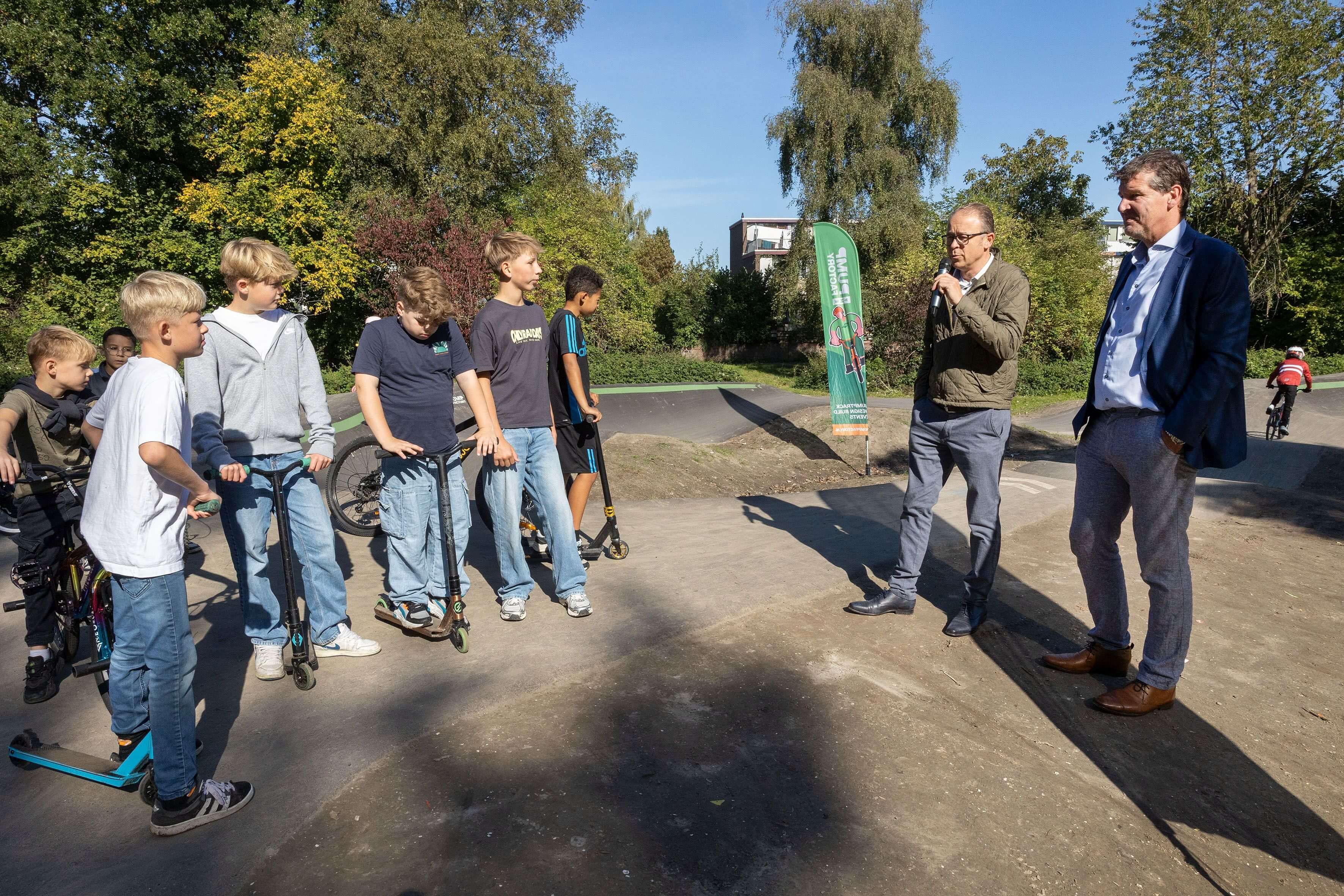 Wethouder Denis Grimbergen opent de nieuwe pumptrackbaan in het Fjordpark. Bron: fotostudio Wierd.