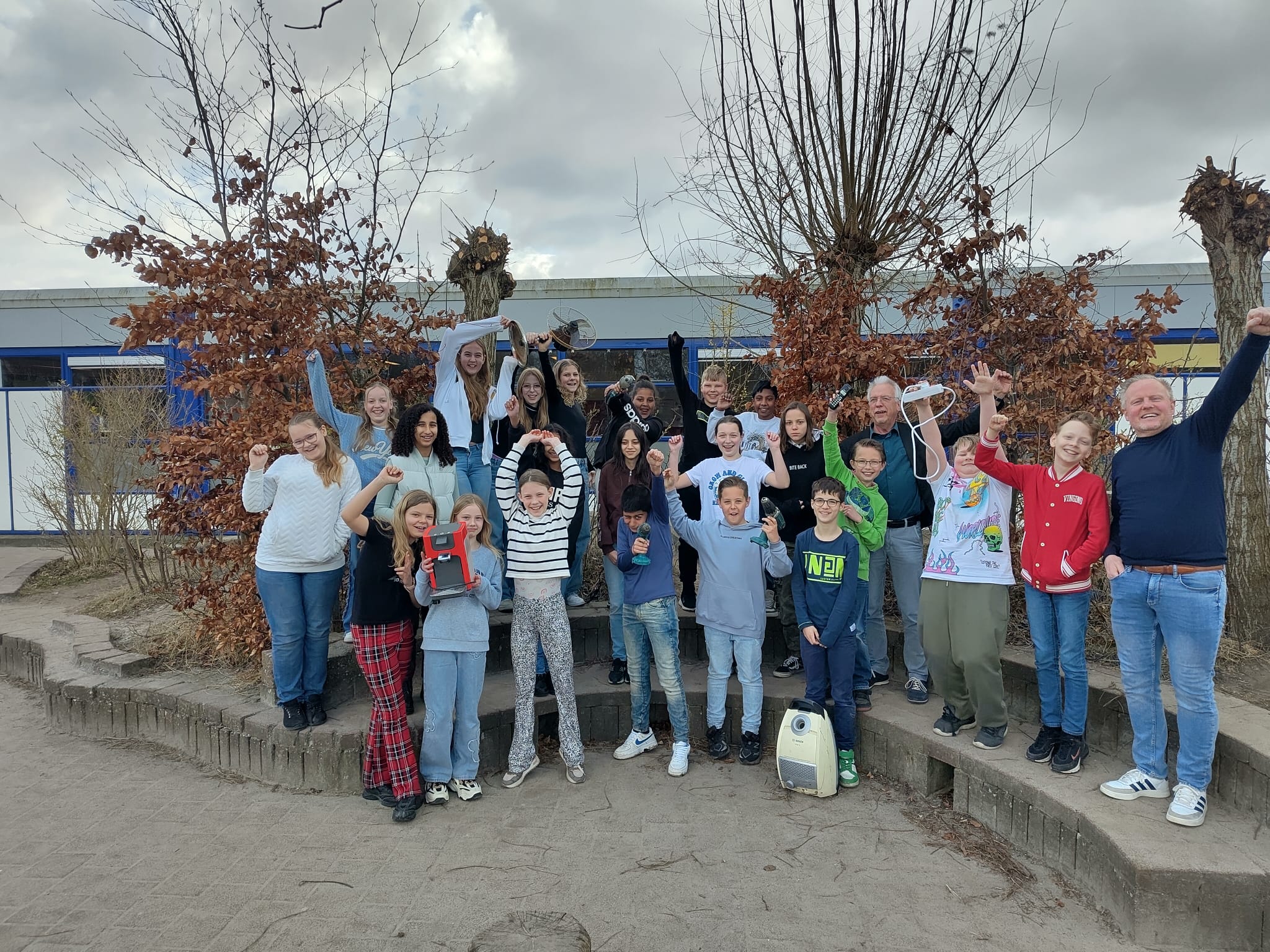 Wethouder Sjaak Kruis met leerlingen van basisschool De Albatros tijdens de aftrap van de e-waste race