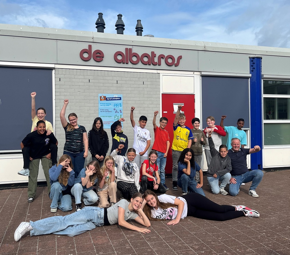 Leerlingen van de Albatros juichen omdat de de e-waste race hebben gewonnen