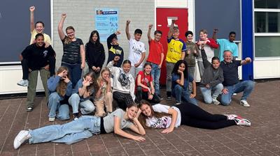 Leerlingen van de Albatros juichen omdat de de e-waste race hebben gewonnen