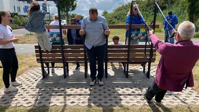 Inwoners doen oefeningen bij een beweegbank