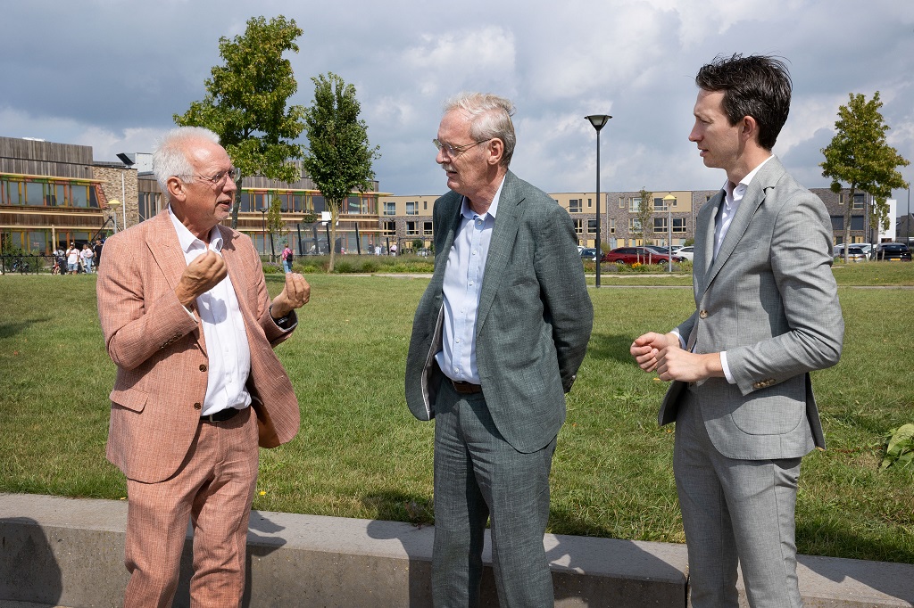 Wethouder Sjaak Kruis legt staatssecretaris Rummenie uit hoe Lelystad omgaat met natuur in een stedelijke omgeving