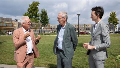 Wethouder Sjaak Kruis legt staatssecretaris Rummenie uit hoe Lelystad omgaat met natuur in een stedelijke omgeving