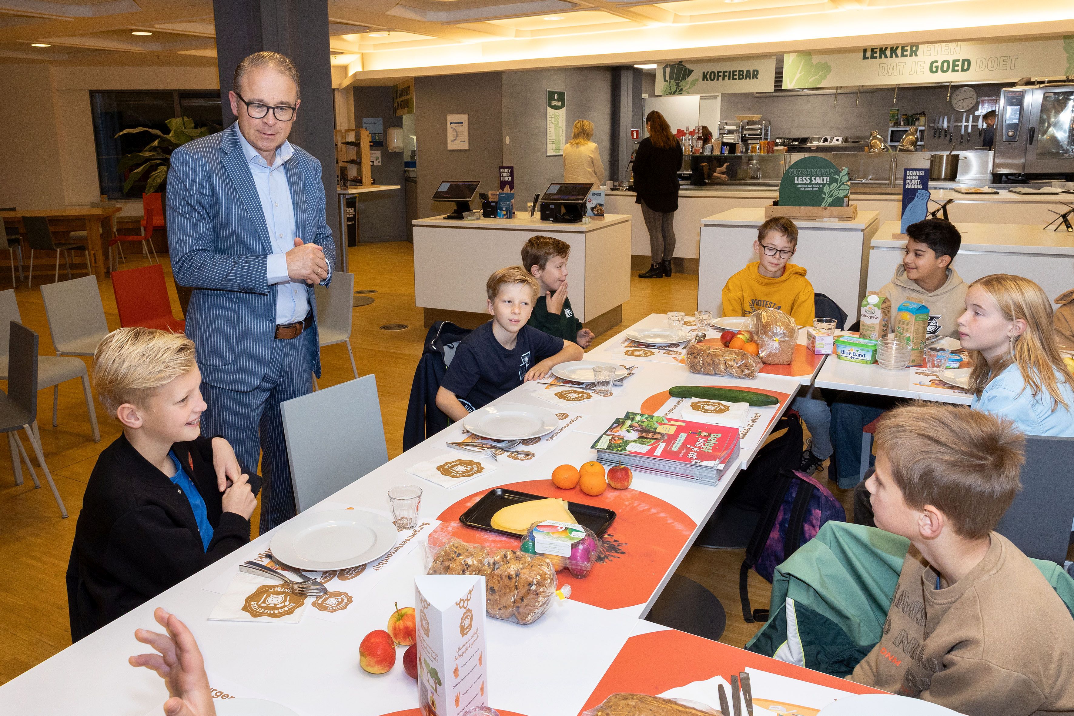 Kinderen en wethouder Dennis Grimbergen aan het ontbijt