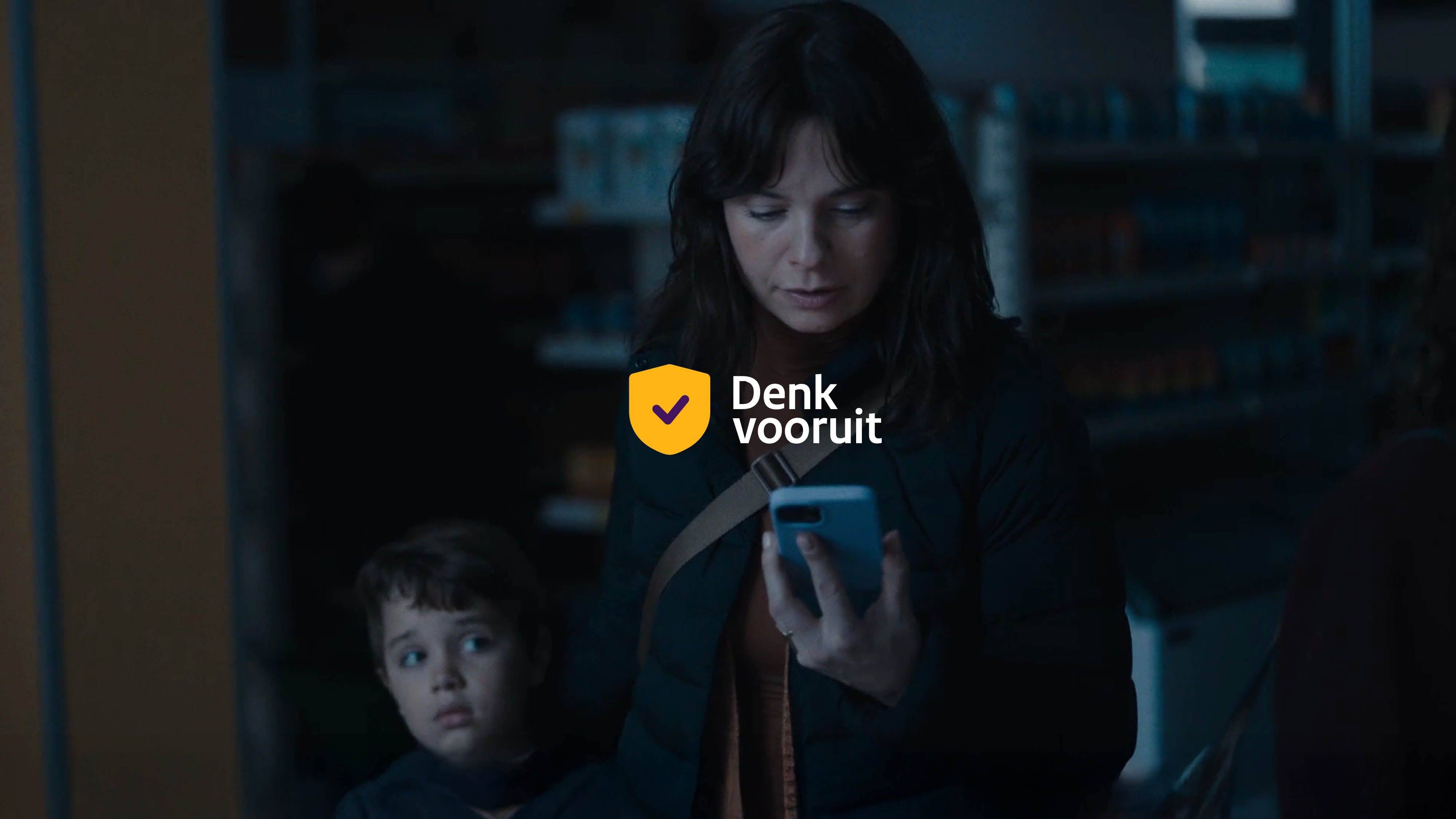 Vrouw met kind op telefoon