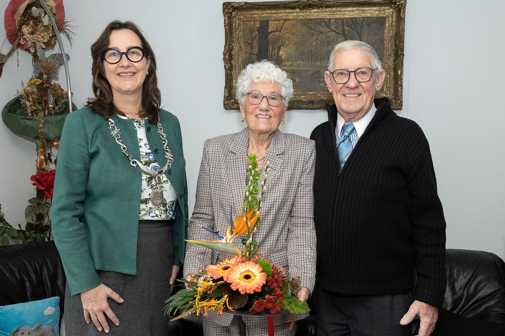 Burgemeester Mieke Baltus overhandigt de heer en mevrouw Prevenier een bloemetje voor hun 60-jarig huwelijk