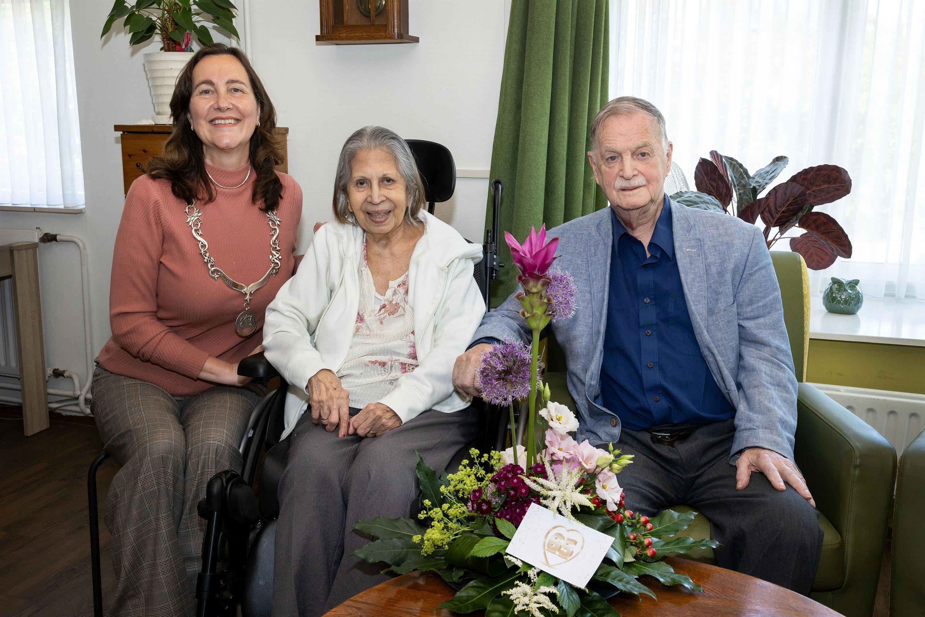 Burgemeester Mieke Baltus feliciteert de heer en mevrouw Weel-Meijners met hun 65-jarig huwelijk