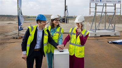 Minister Mona Keijzer, burgemeester Mieke Baltus en Bram van Rijt van VDL De Meeuw geven het startsein voor de bouw van de tijdelijke school met kinderopvang in Zuiderhage