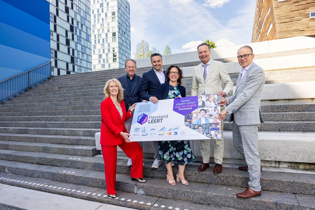 Diana Speerstra (UWV), Mark Vlasblom (ROC van Flevoland), Hasib Moukaddim (Windesheim), Maaike Veeningen (gemeente Almere), ⁠Toon van Dijk (Provincie Flevoland) en ⁠Dennis Grimbergen (gemeente Lelystad) hebben namens de samenwerkende partners  hun handtekening gezet voor het fonds Flevoland Leert