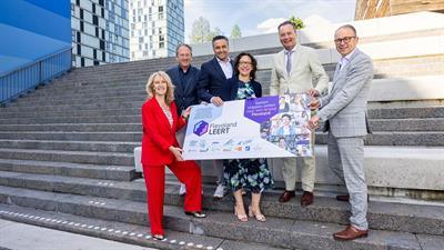 Diana Speerstra (UWV), Mark Vlasblom (ROC van Flevoland), Hasib Moukaddim (Windesheim), Maaike Veeningen (gemeente Almere), Toon van Dijk (Provincie Flevoland) en Dennis Grimbergen (gemeente Lelystad) hebben namens de samenwerkende partners  hun handtekening gezet voor het fonds Flevoland Leert
