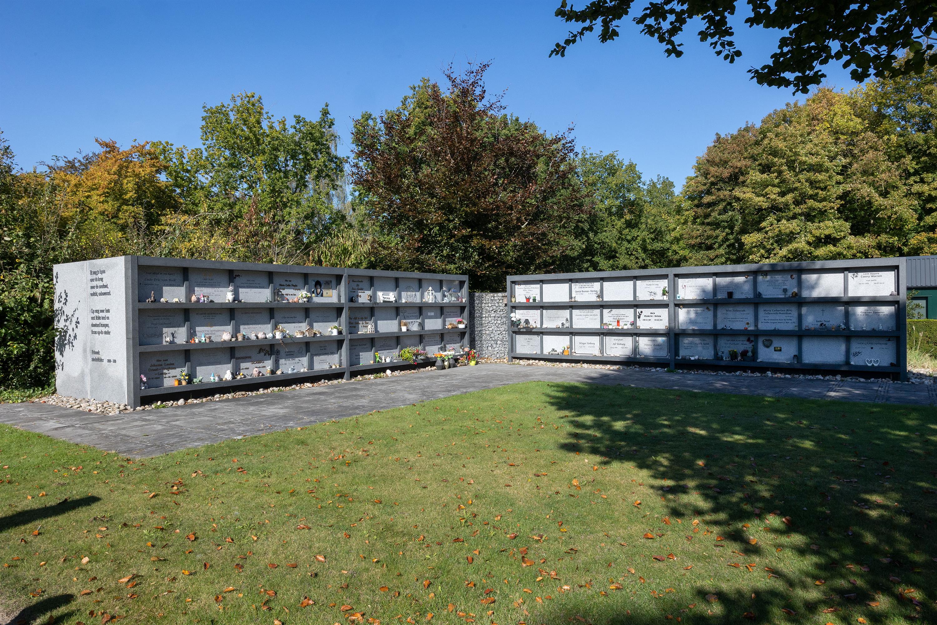 Grafmuur begraafplaats Lelystad