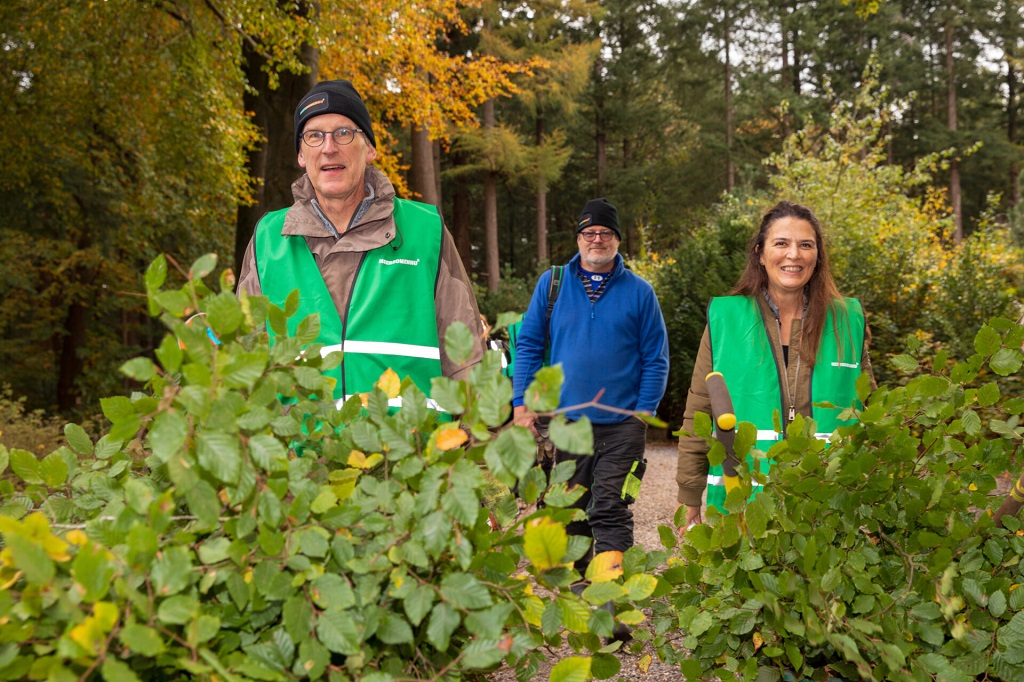 Kleine boompjes worden met inwoners uitgegraven, waarna ze naar een plek gaan waar ze wel kunnen overleven
