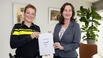 Teamchef Joanneke Schmidt van basisteam Lelystad-Zeewolde (links) en burgemeester Mieke Baltus met het door hen ondertekende handhavingsarrangement. Ronald de Kruijk, officier bij het Openbaar Ministerie, heeft eveneens getekend maar ontbreekt op de foto.