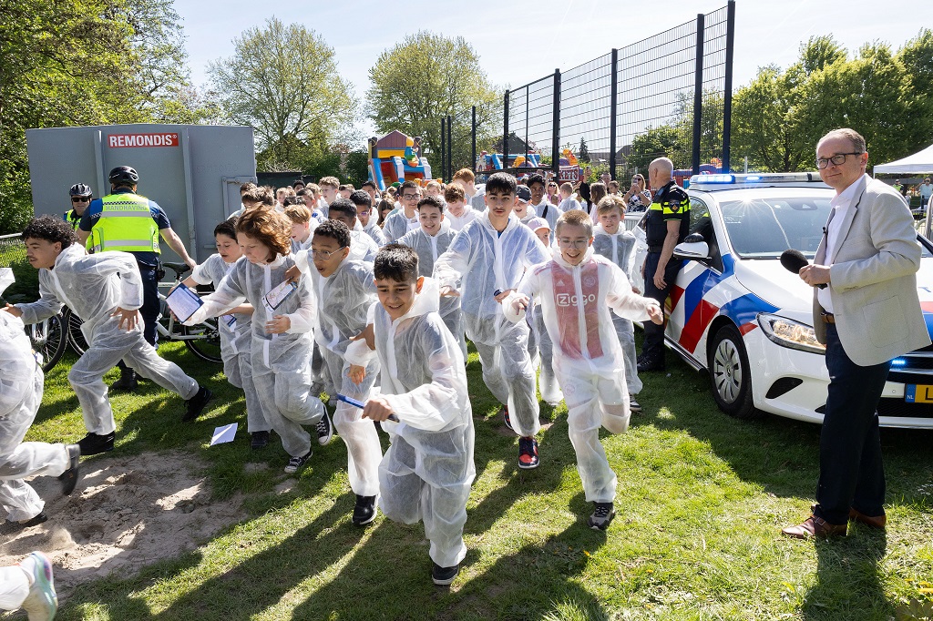 Wethouder Dennis Grimbergen gaf het startschot voor het spel Jachtseizoen waaraan 300 jongeren meededen