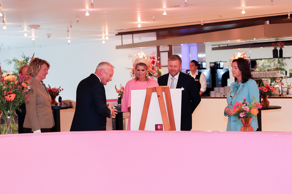 De koning en koningin worden in het Agora Theater ontvangen voor het begin van het streekbezoek
