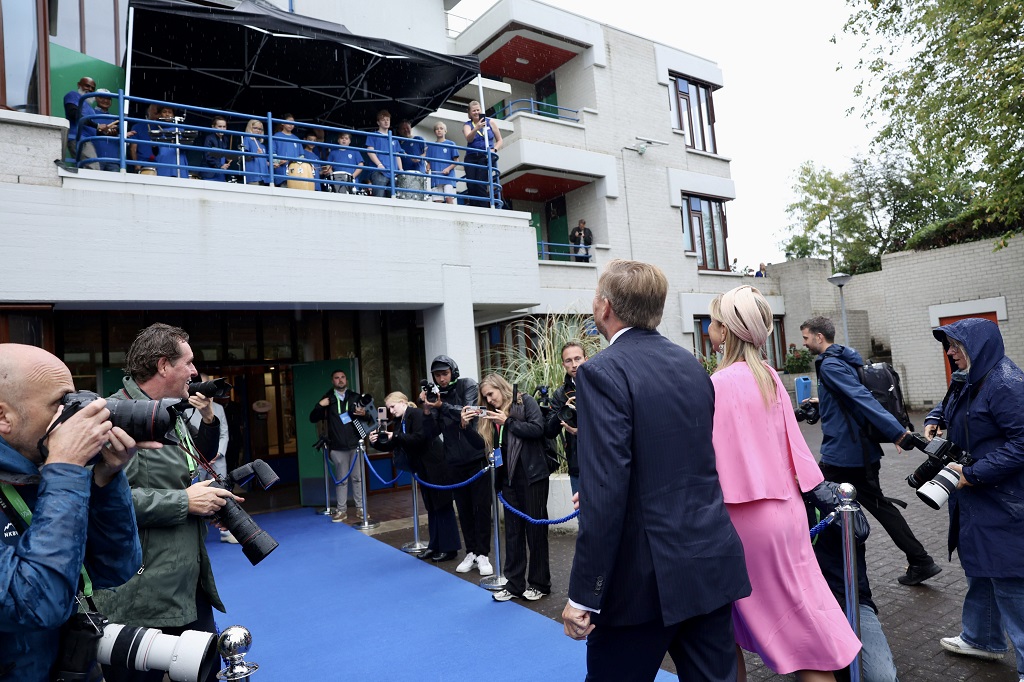 Trommelaars verwelkomen het Koninklijk Paar bij de ingang van cultureel centrum De Kubus
