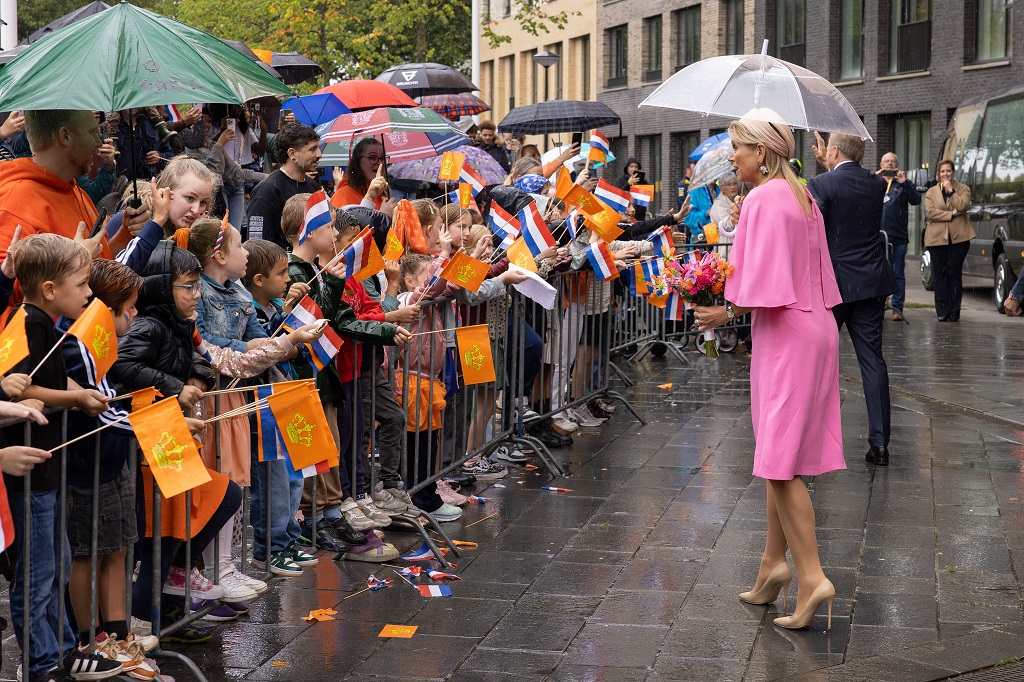 Enthousiast publiek bij de Agora, ondanks de regen