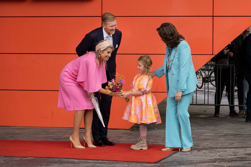 In het bijzijn van burgemeester Mieke Baltus overhandigt Anaïs een boeket bloemen aan de koning en koningin