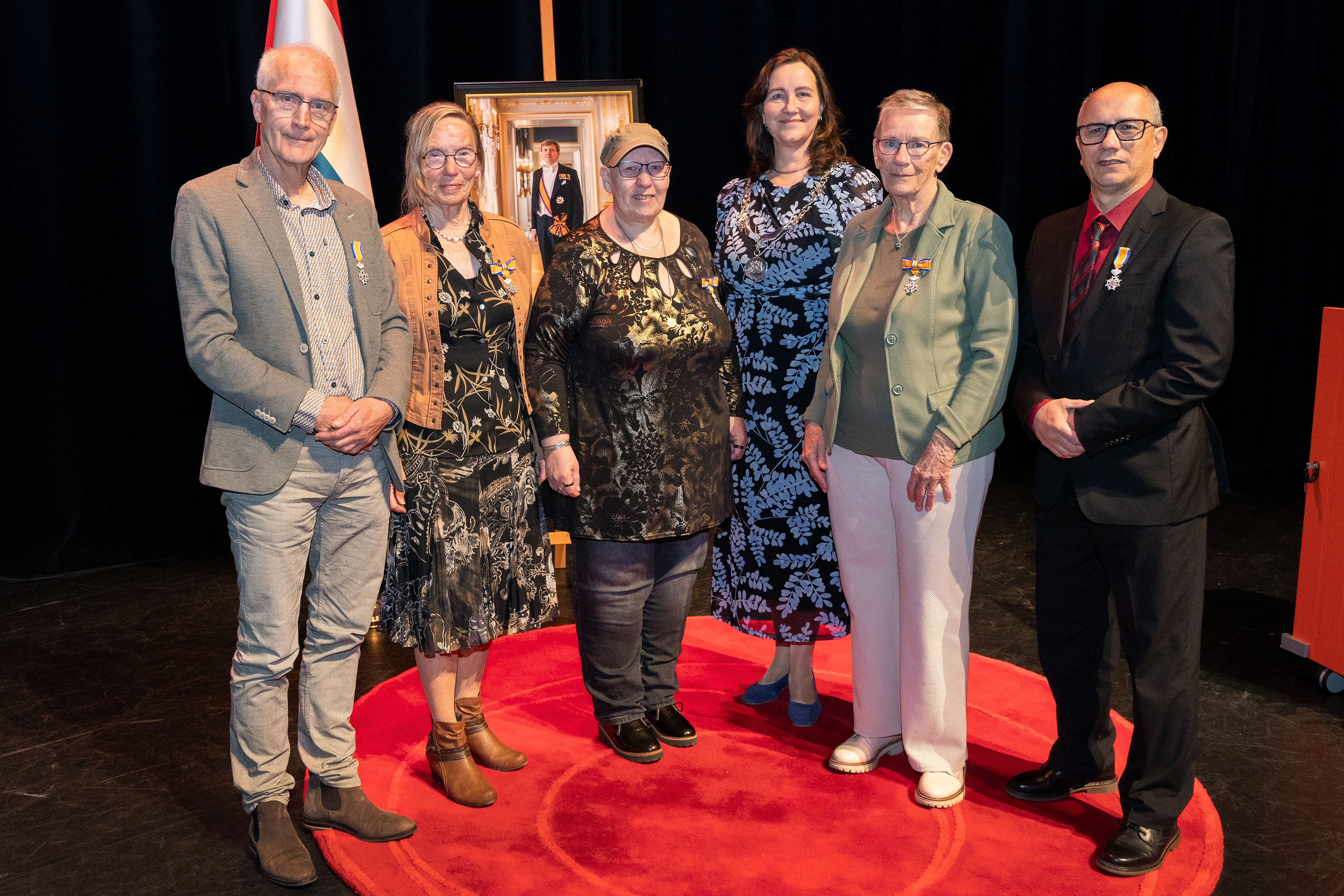 Van links naar rechts: Dick Nauta, Hennie de Leeuw, Ingrid van de Wiel, burgemeester Mieke Baltus, Femmy van der Zandt en Peter van Dooren. Foto: Fotostudio Wierd.