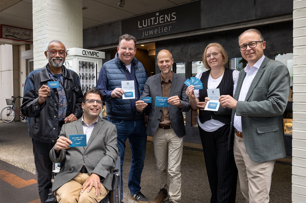 Wethouder Dennis Grimbergen neemt de eerste hernieuwde Lelypas van de Stichting Lelypas in ontvangst