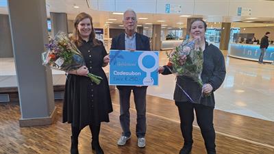 Winnares van de cadeaubon Mindy de Vrught, wethouder Sjaak Kruis en Mariska Luijer van Stichting Samen Gaan We Het Doen