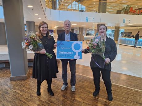 Wethouder Sjaak Kruis overhandigt de cadeaubon aan Mindy de Vrught