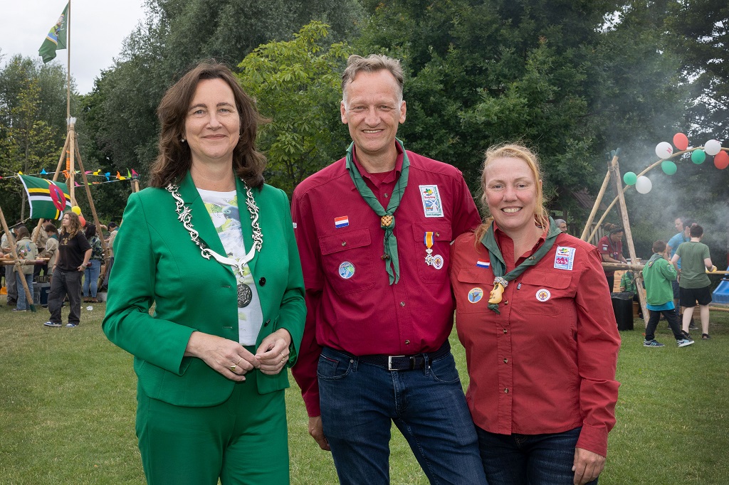 Guido Tol krijgt een Koninklijke onderscheiding opgespeld door burgemeester Mieke Baltus, met zijn vrouw trots naast hem