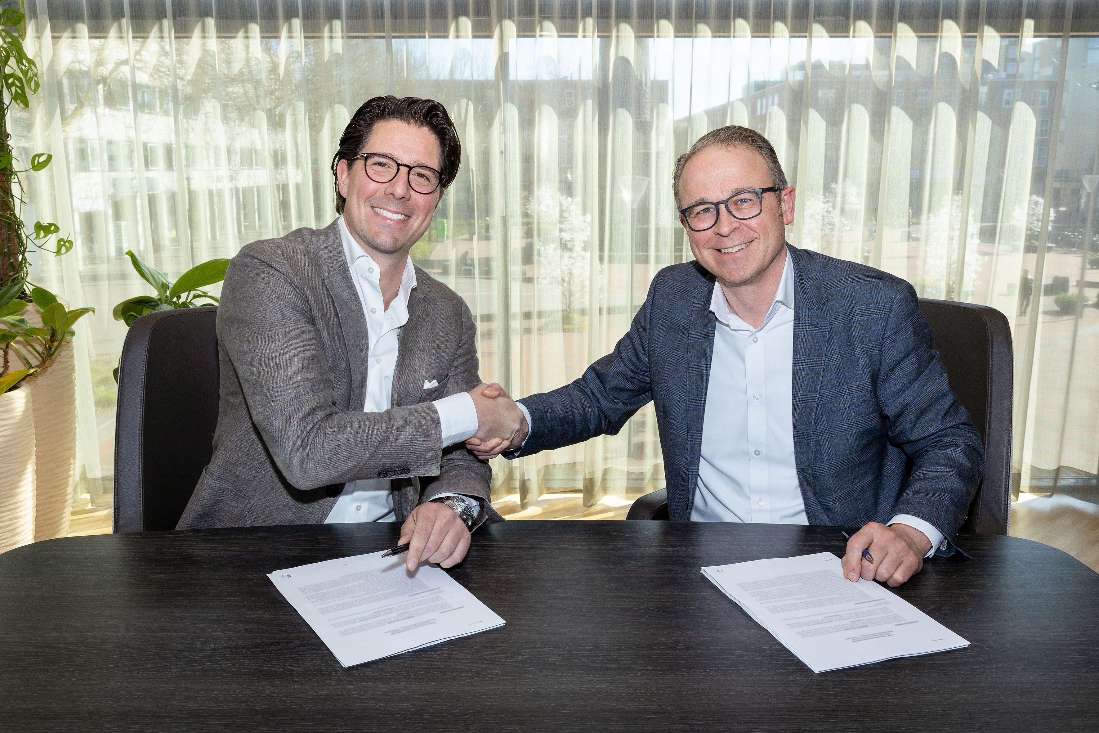 De gemeente Lelystad en VDVI tekenden afgelopen maandag de koop- en realisatieovereenkomst voor de bouw van de International Campus Lelystad. Op de foto Naud Hunink van VDVI en wethouder Dennis Grimbergen (van links naar rechts). 