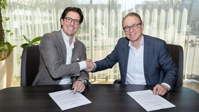 De gemeente Lelystad en VDVI tekenden afgelopen maandag de koop- en realisatieovereenkomst voor de bouw van de International Campus Lelystad. Op de foto Naud Hunink van VDVI en wethouder Dennis Grimbergen (van links naar rechts).